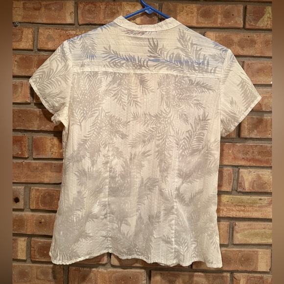 💥 $5 if bundled Medium White Semi Sheer Button Up Short Sleeve Blouse - Picture 3 of 11